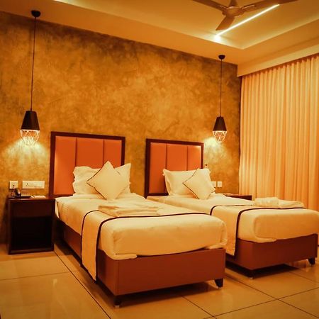 Hotel New York Square Kottayam Eksteriør billede