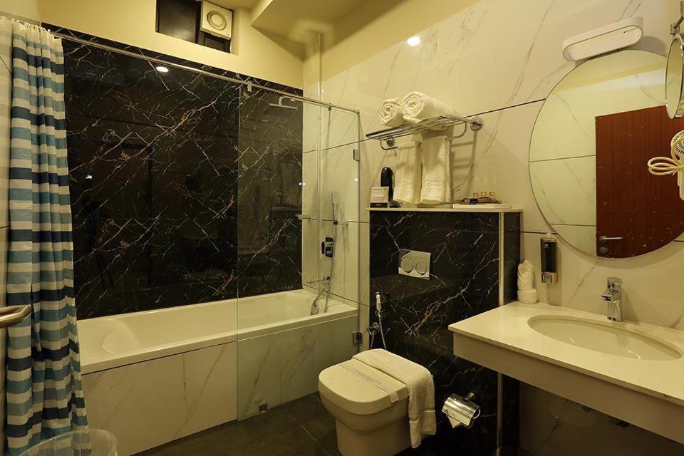 Hotel New York Square Kottayam Eksteriør billede