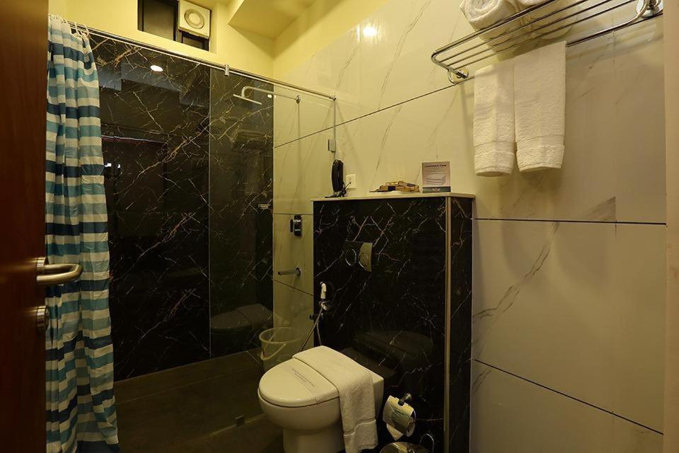 Hotel New York Square Kottayam Eksteriør billede