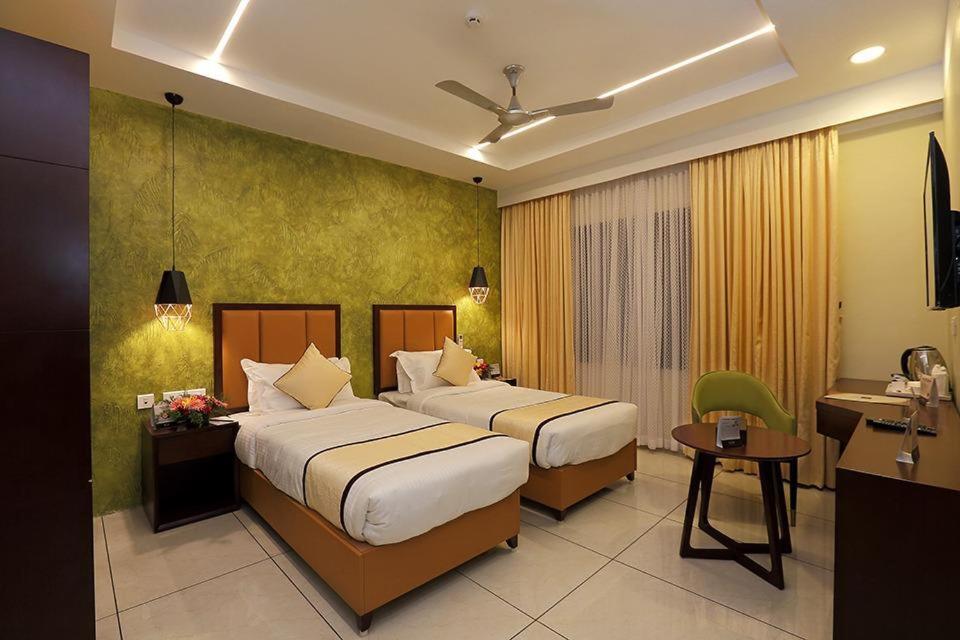 Hotel New York Square Kottayam Eksteriør billede
