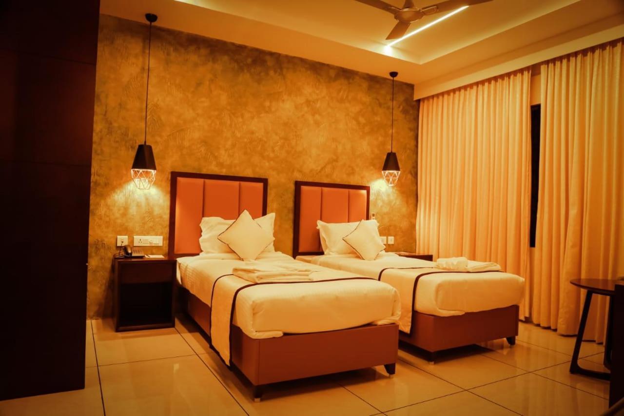 Hotel New York Square Kottayam Eksteriør billede